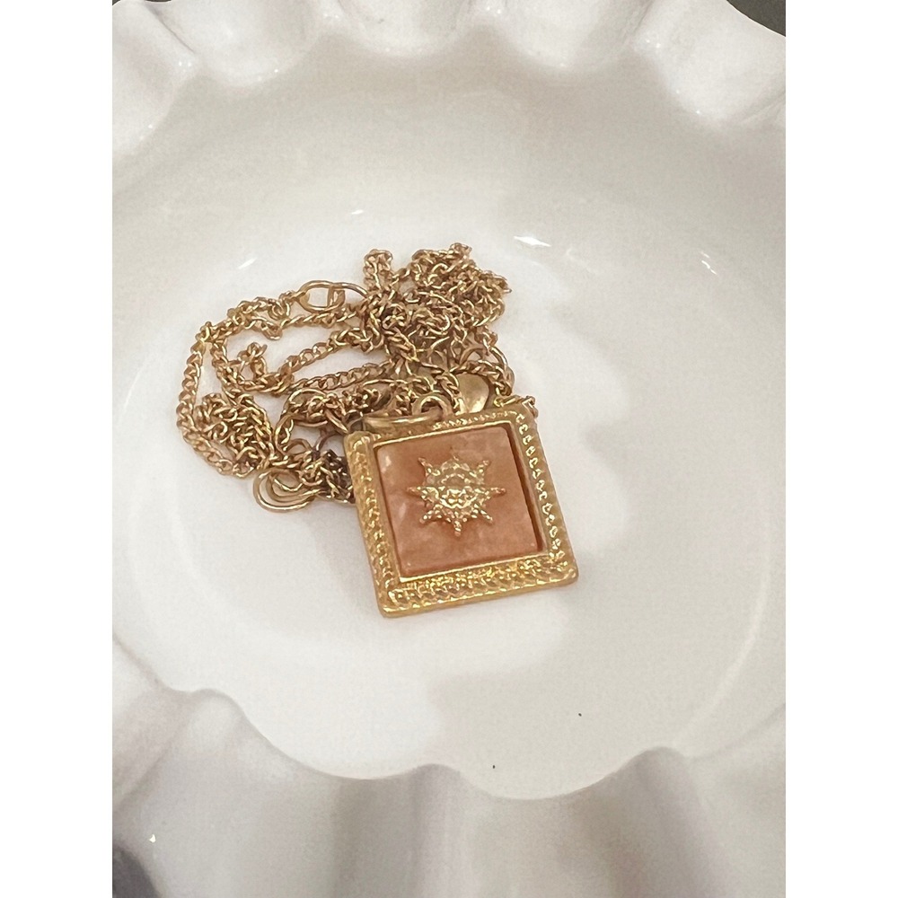 Vintage Gold Tone Pink Faux Marble Starburst Pendant Necklace Unsigned.